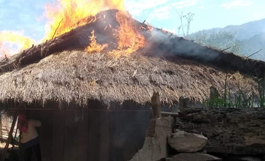 Điện Biên: Đốt lửa sưởi ấm, một gia đình bị cháy rụi nhà